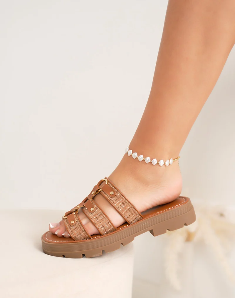 Mules femme camel à triple bride en tissu – boucles dorées et semelle crantée épaisse