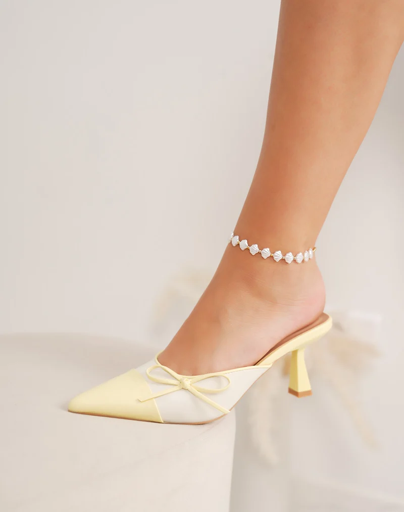 Escarpins femme beige et jaune – à bout pointu vernis avec nœud élégant