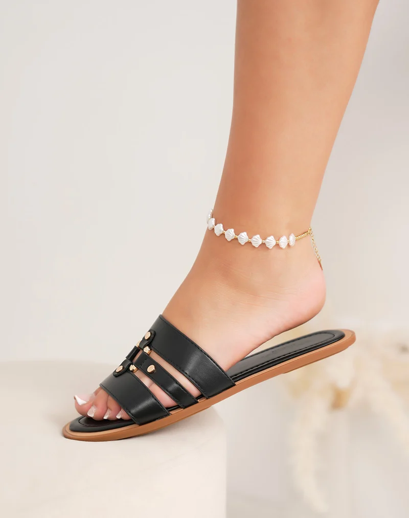 Mules femme noires plates – à brides multiples et bijoux carrés dorés