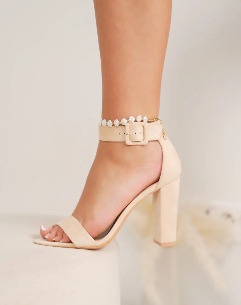 Sandales femme beiges à brides épaisses – suédine douce et talon carré de 9 cm élégant