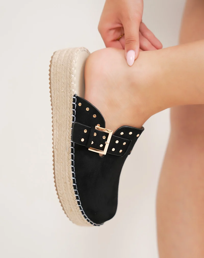 Mules femme noires en suédine tendance avec clous dorés et semelle corde épaisse
