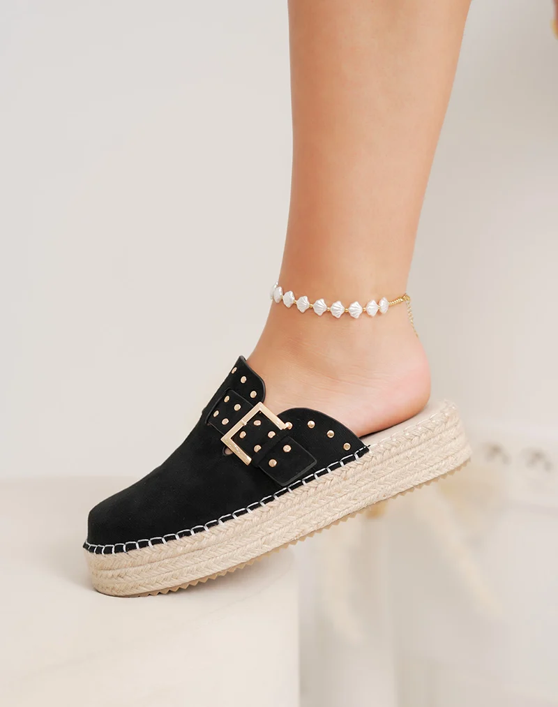 Mules femme noires en suédine tendance avec clous dorés et semelle corde épaisse