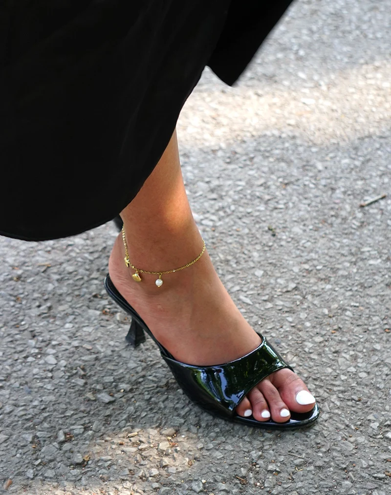 Mules femme noires vernies élégantes à talon aiguille moyen