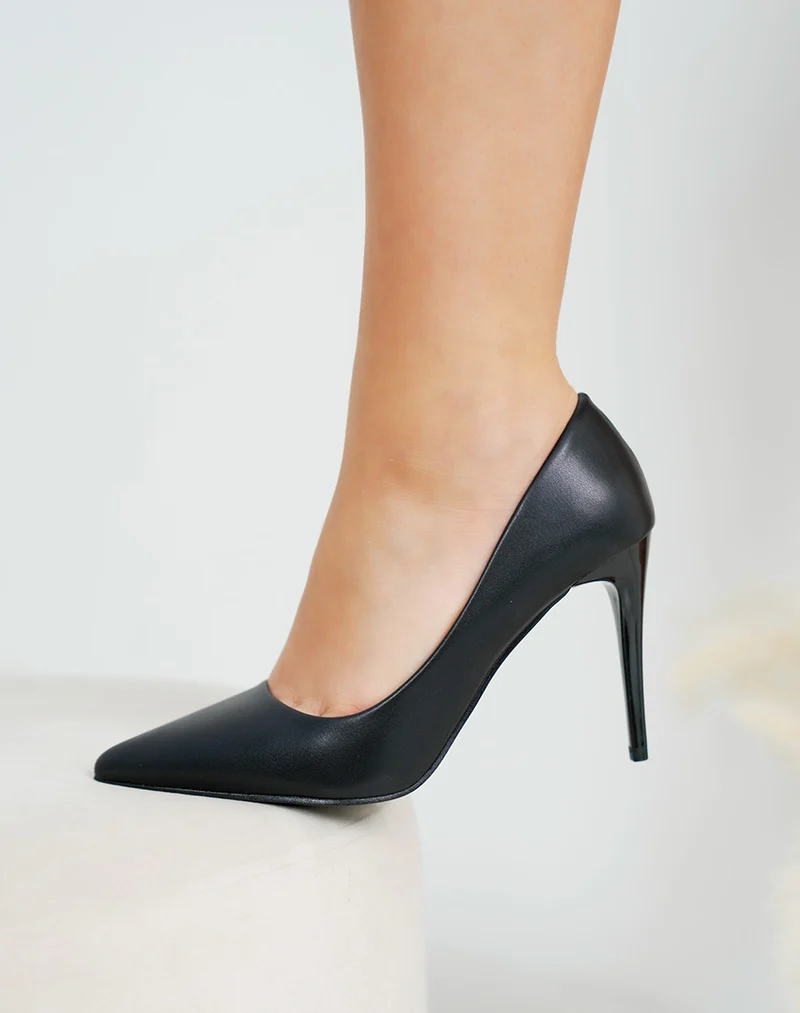 Escarpins femme noirs mats à talon aiguille confortables et élégants