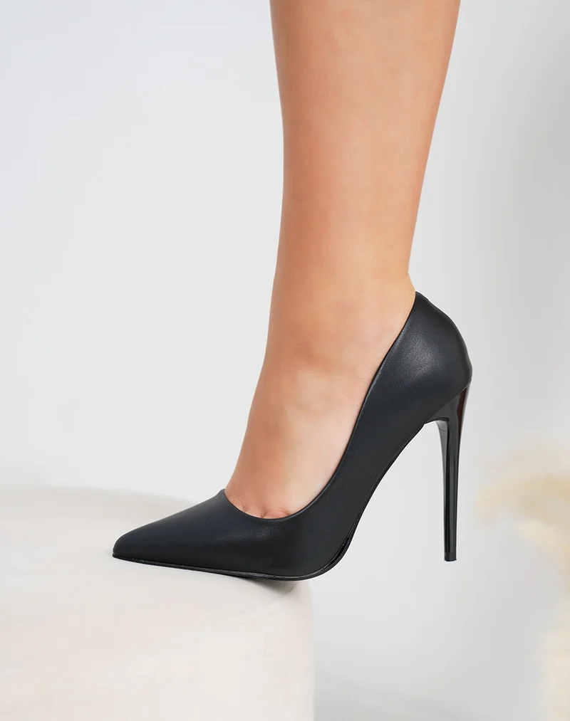 Escarpins femme noirs mats à talon aiguille élégants et intenses