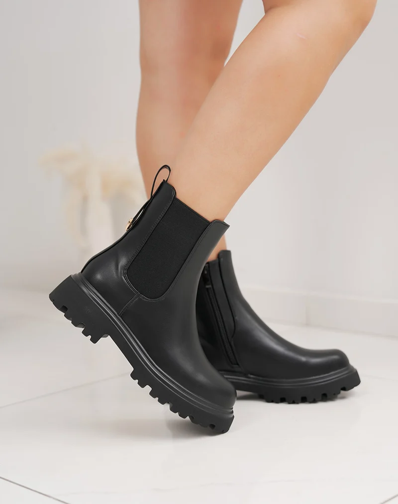 Bottine femme noire style chelsea élégante avec semelle crantée et bijou doré