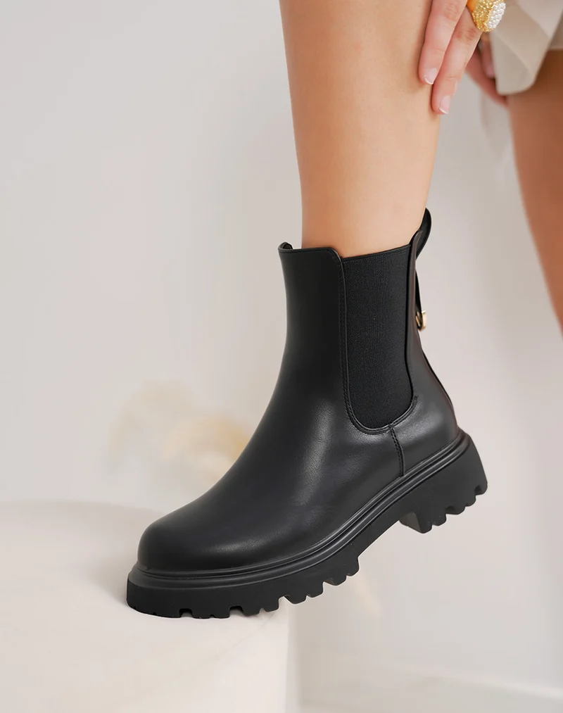 Bottine femme noire style chelsea élégante avec semelle crantée et bijou doré