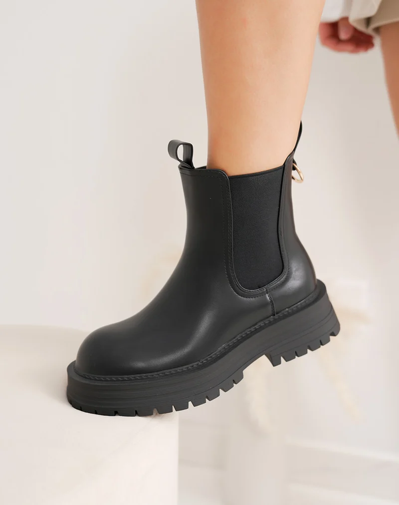 Bottines femme noires style chelsea tendance à semelle crantée et détail doré