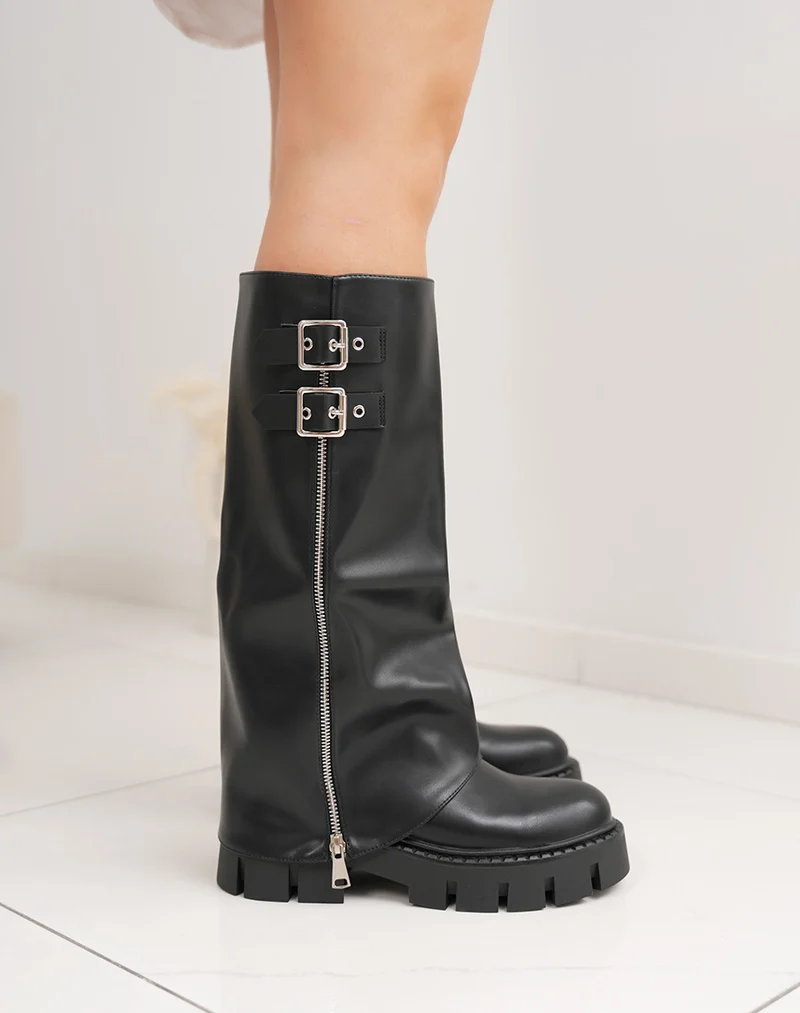 Bottes femme noires à revers tendance avec semelle crantée et boucles argentées