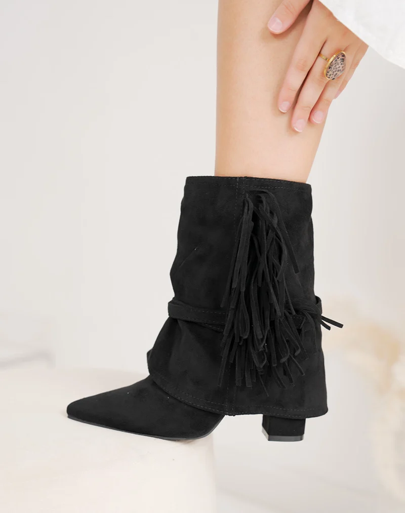Bottine femme noire en suédine à franges tendance et boucle dorée