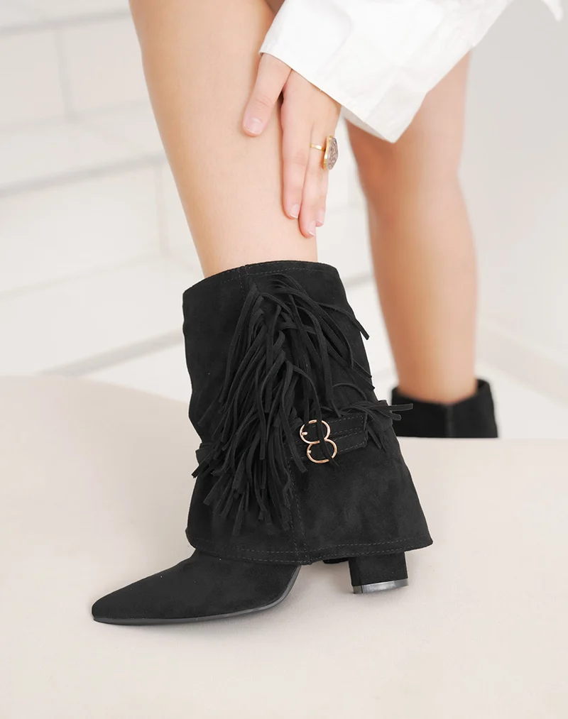 Bottine femme noire en suédine à franges tendance et boucle dorée