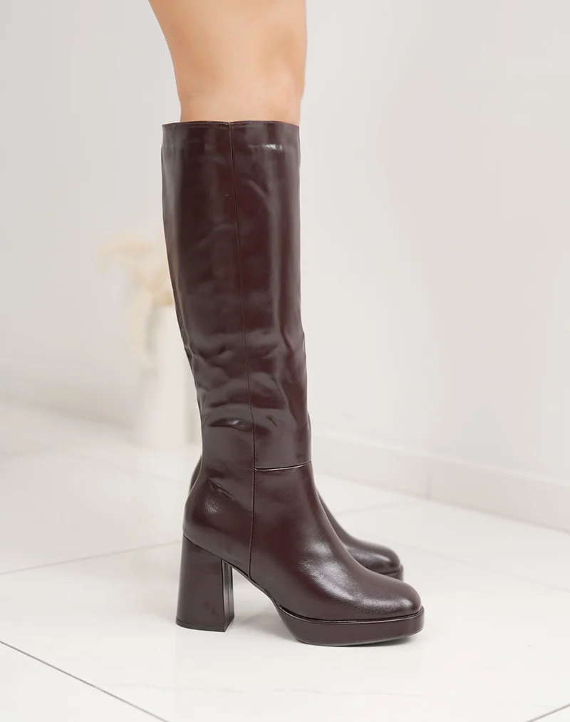 Bottes femme bordeaux à bout carré vernis et talon haut texturé de 8cm