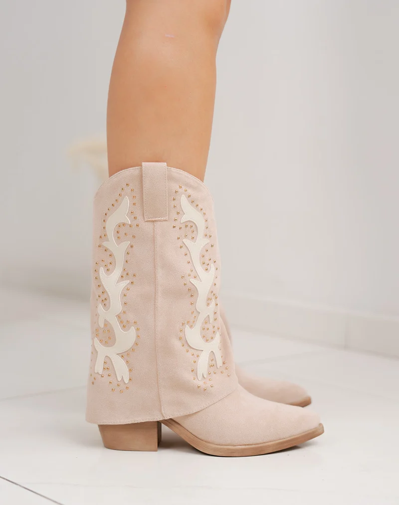 Bottines femme beige style santiags en suédine avec détails dorés et empiècement clair