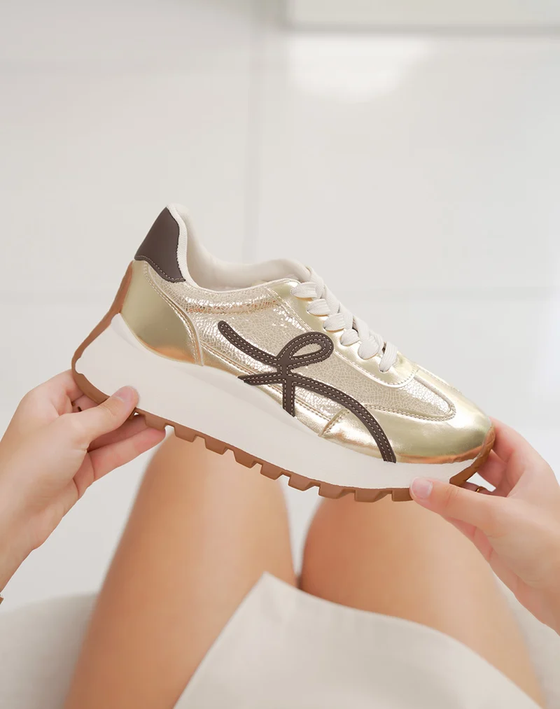 Basket femme dorée tendance avec ligne marron et semelle épaisse crantée