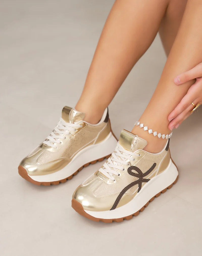 Basket femme dorée tendance avec ligne marron et semelle épaisse crantée