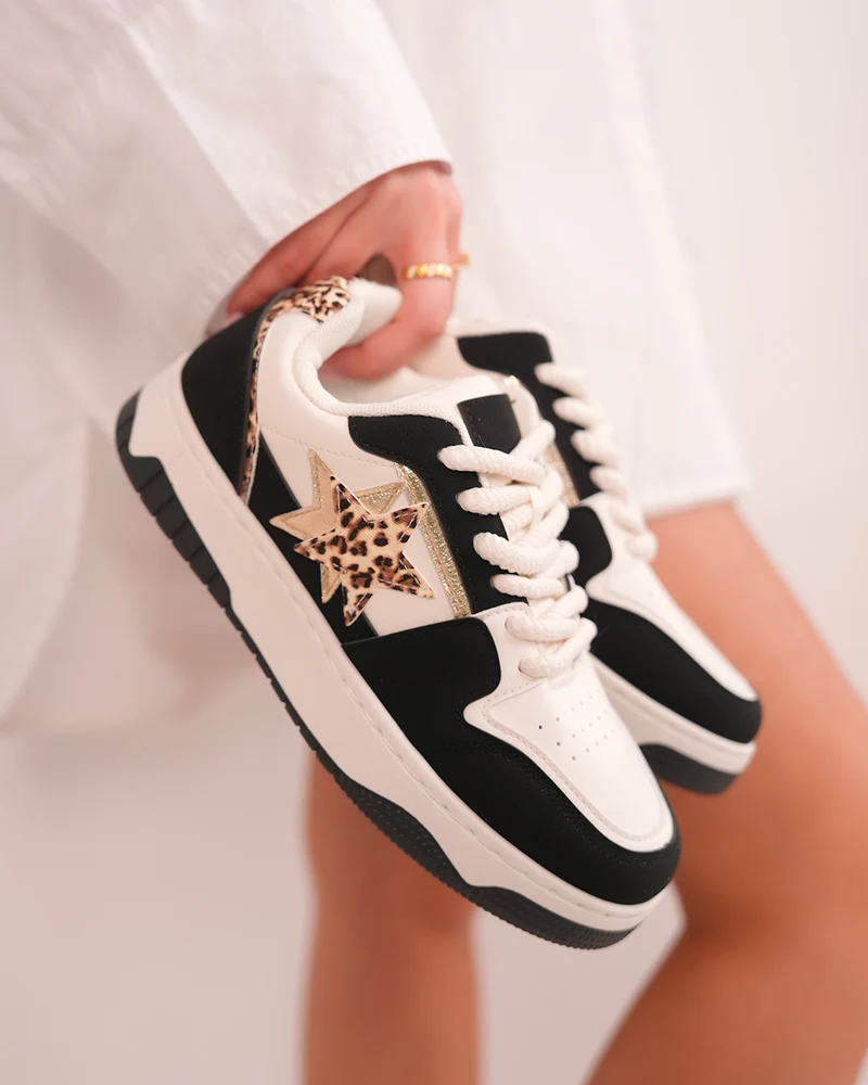 Basket femme blanche et noire tendance avec étoiles léopard et lacets épais