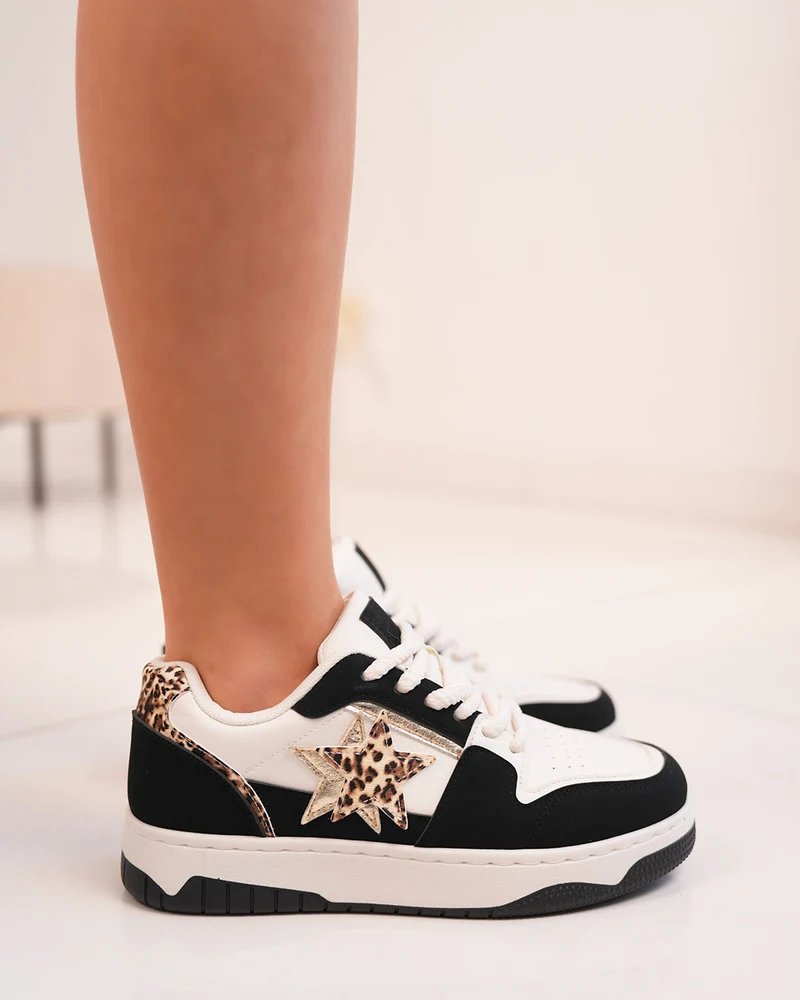 Basket femme blanche et noire tendance avec étoiles léopard et lacets épais