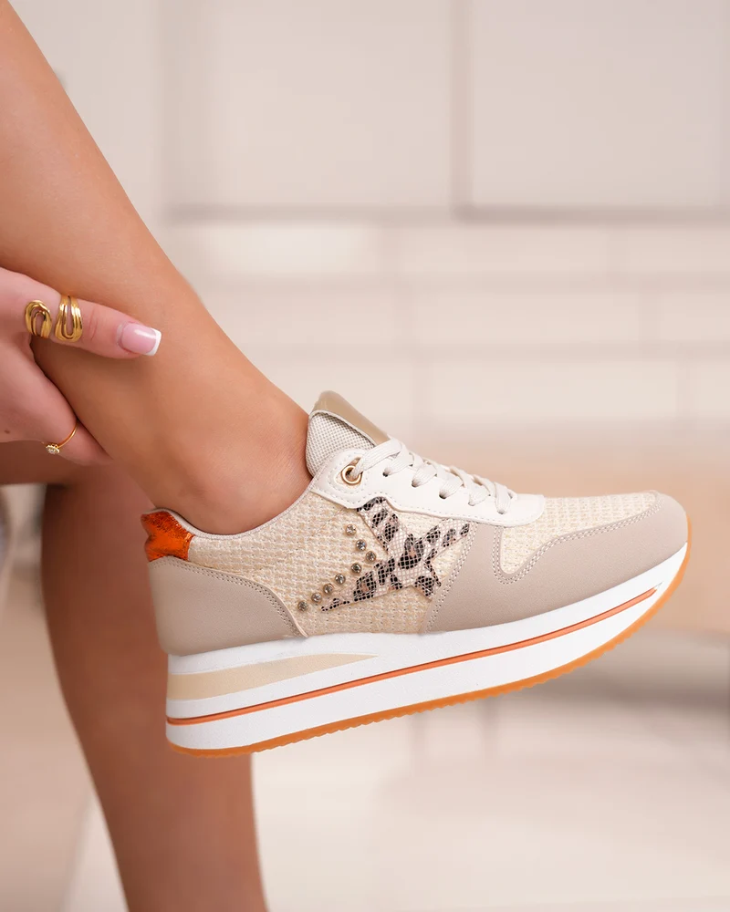 Basket femme beige et orange tendance avec broderie, strass et détail léopard