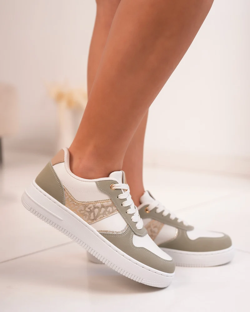 Basket femme blanche et vert clair élégante avec détail léopard doré