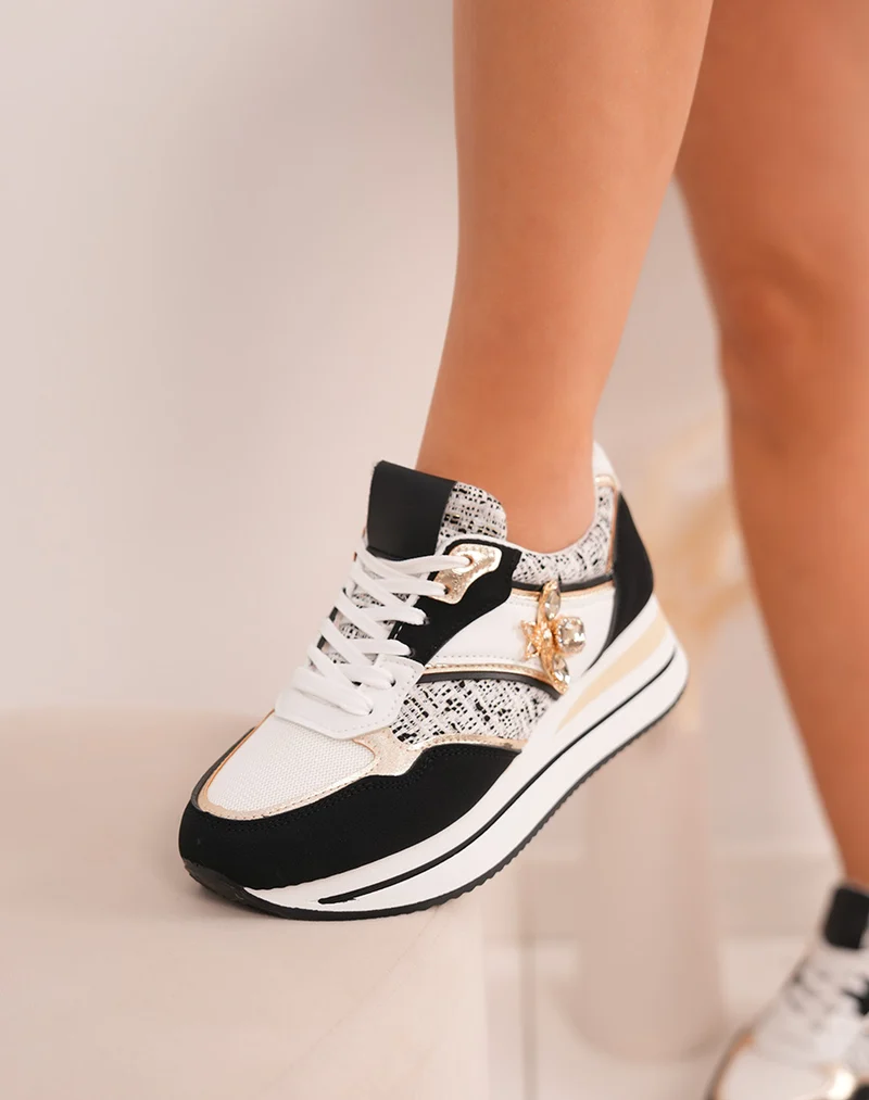 Baskets femme en suédine noire avec bijou abeille doré et détails tissés