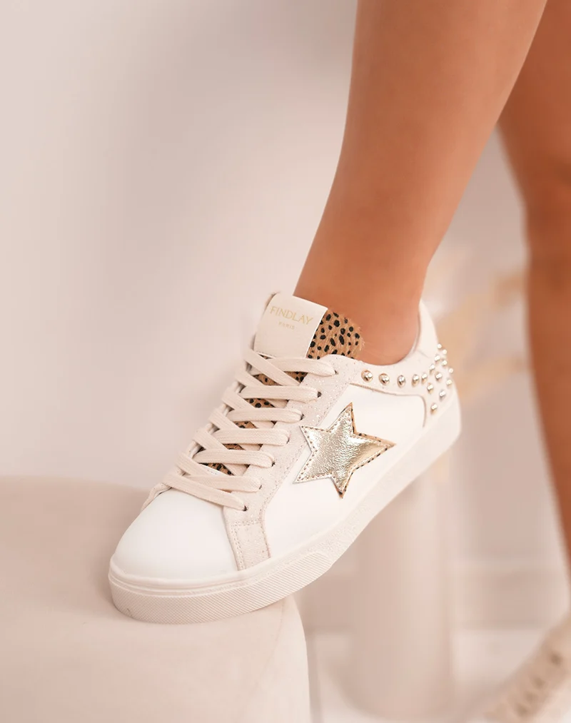 Baskets femme FINDLAY blanches à étoile dorée et détails cloutés tendance