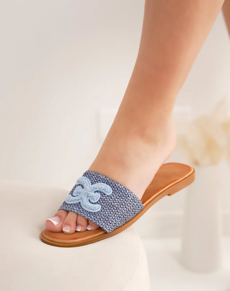 Mules femme bleues tressées élégantes avec empiècement brodé ton sur ton