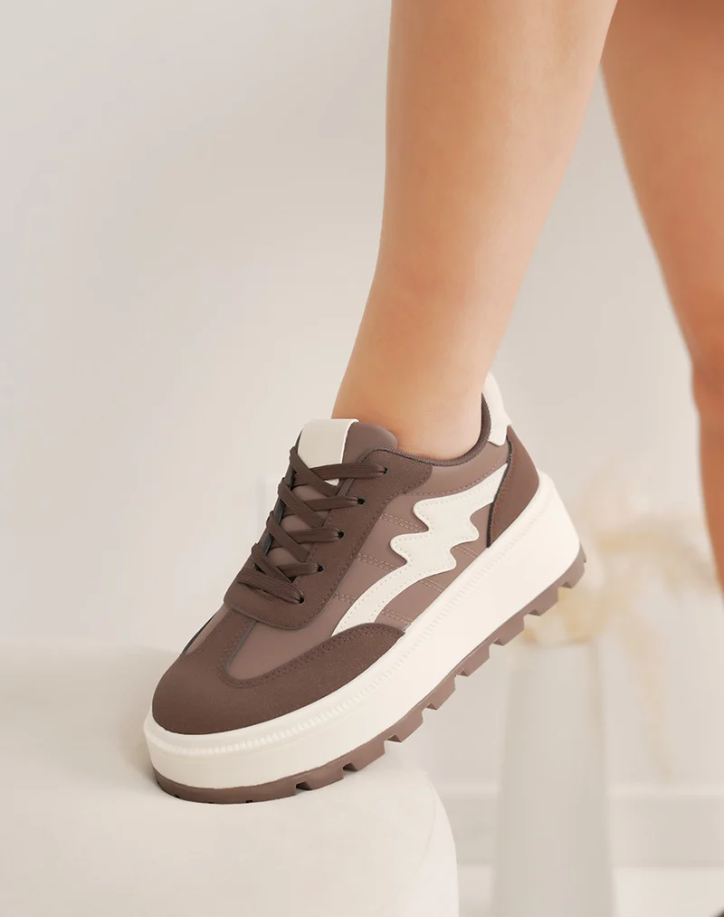 Basket femme marron en suédine avec empiècements beiges et semelle épaisse tendance