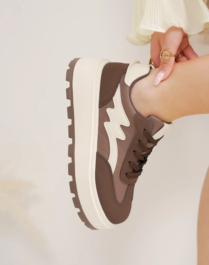 Basket femme marron en suédine avec empiècements beiges et semelle épaisse tendance