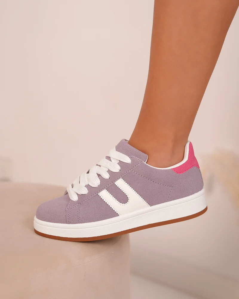 Basket femme en suédine mauve avec détails blancs et rose