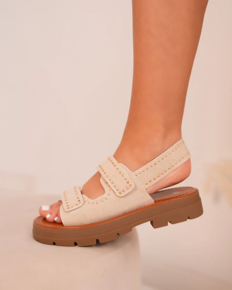 Sandales femme beiges en tissu avec clous dorés et semelle crantée