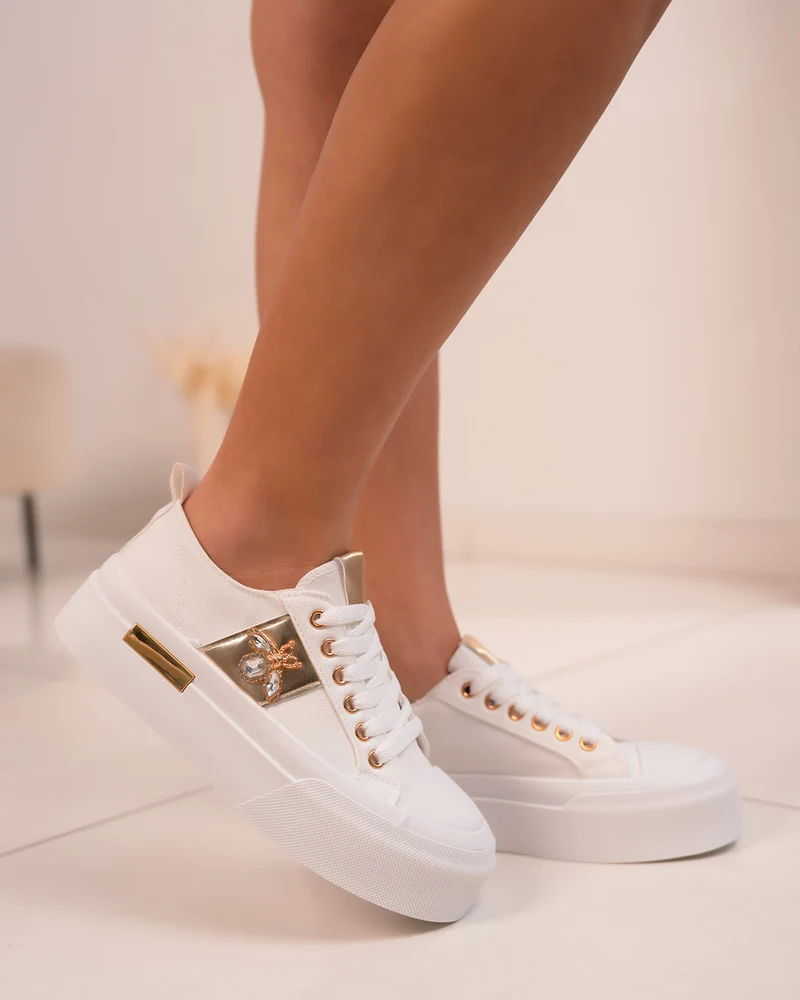 Basket blanche femme avec détails dorés et bijou libellule scintillant