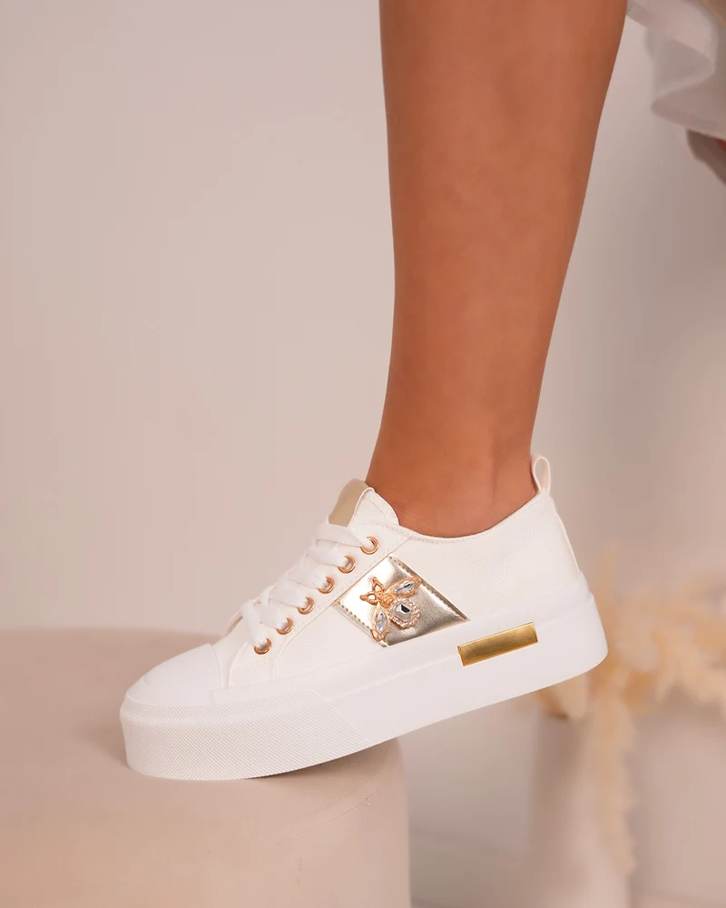 Basket blanche femme avec détails dorés et bijou libellule scintillant