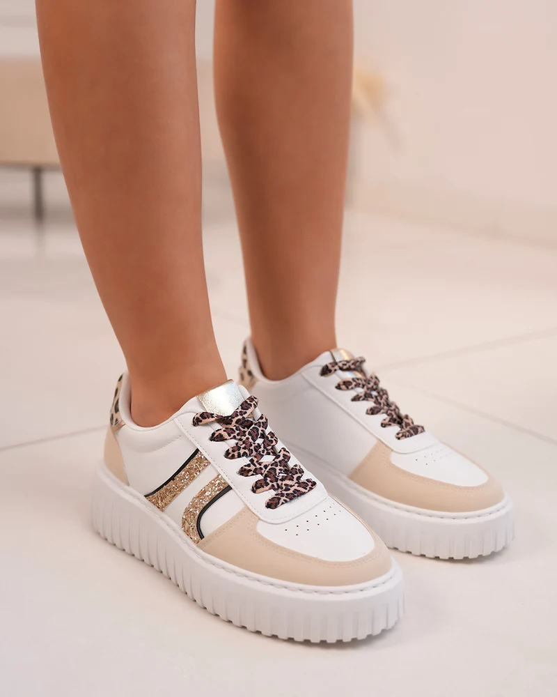 Basket femme blanche avec rayures dorées, lacets léopard et semelle épaisse