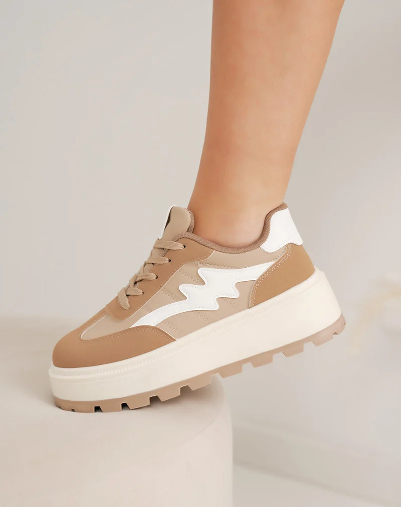Basket femme camel en suédine avec empiècements blancs et semelle épaisse tendance