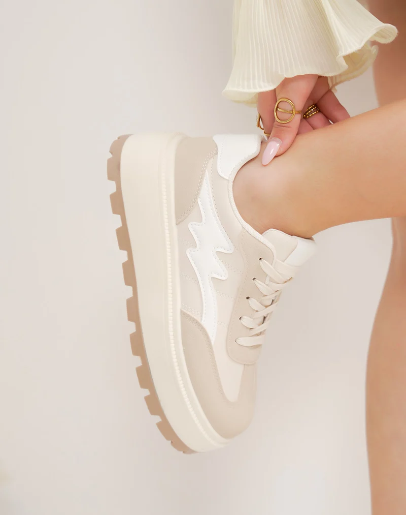 Basket femme beige en suédine avec empiècements blancs et semelle épaisse tendance