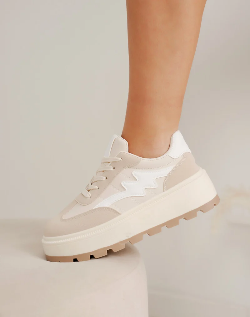 Basket femme beige en suédine avec empiècements blancs et semelle épaisse tendance