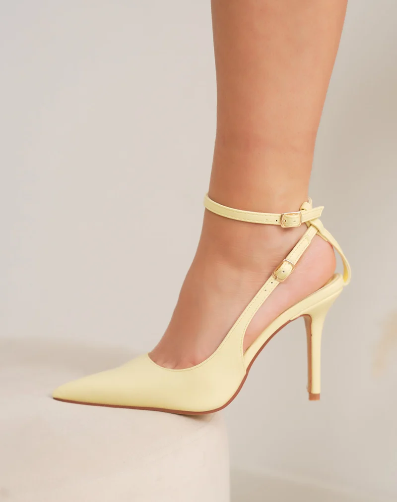 Escarpins femme jaune pastel tendance à bout pointu avec bride fine à la cheville