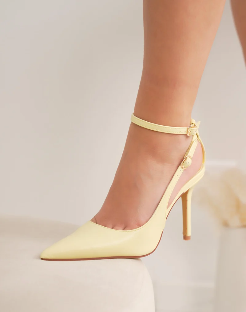 Escarpins femme jaune pastel tendance à bout pointu avec bride fine à la cheville