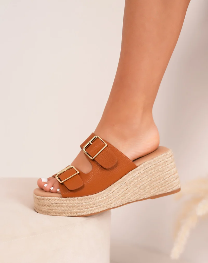Mules FINDLAY femme camel à brides effet grainé et talon compensé brodé
