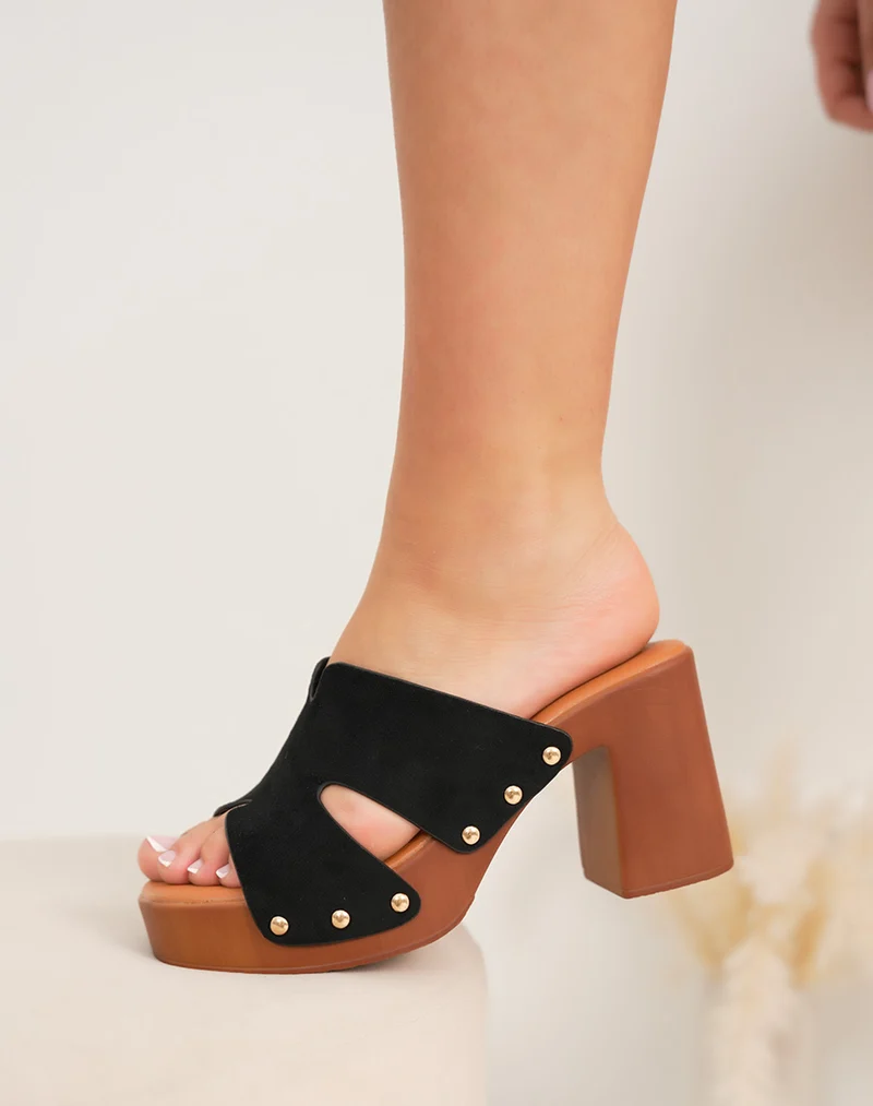 Mules sabots femme noires élégantes en suédine avec talon marron et clous dorés