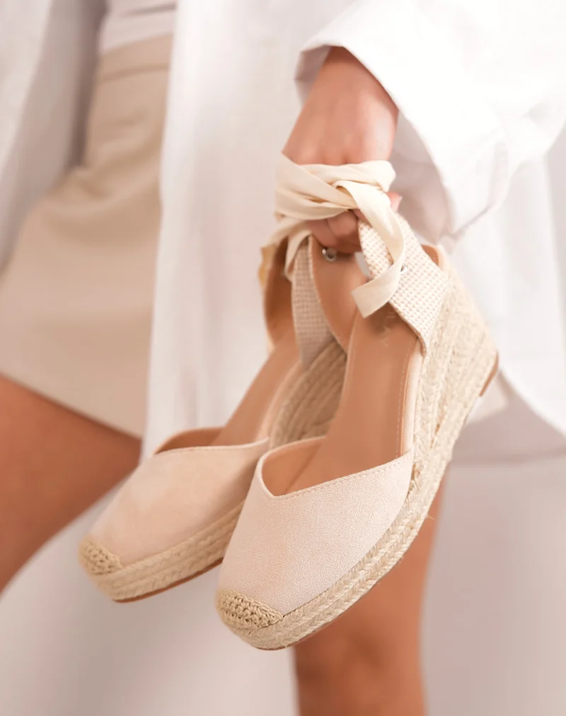 Sandales FINDLAY femme en suédine beige à bout rond tissé avec talon compensé et liens à nouer