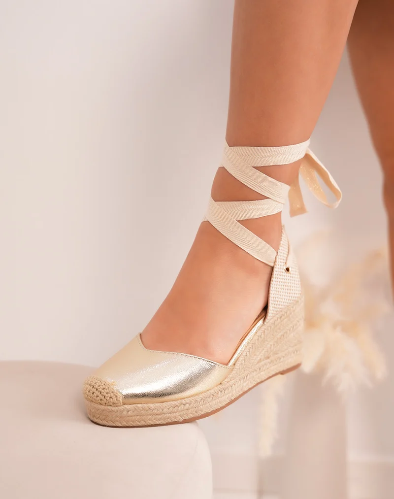 Sandales FINDLAY femme dorées effet grainé à bout rond tissé avec talon compensé et liens à nouer