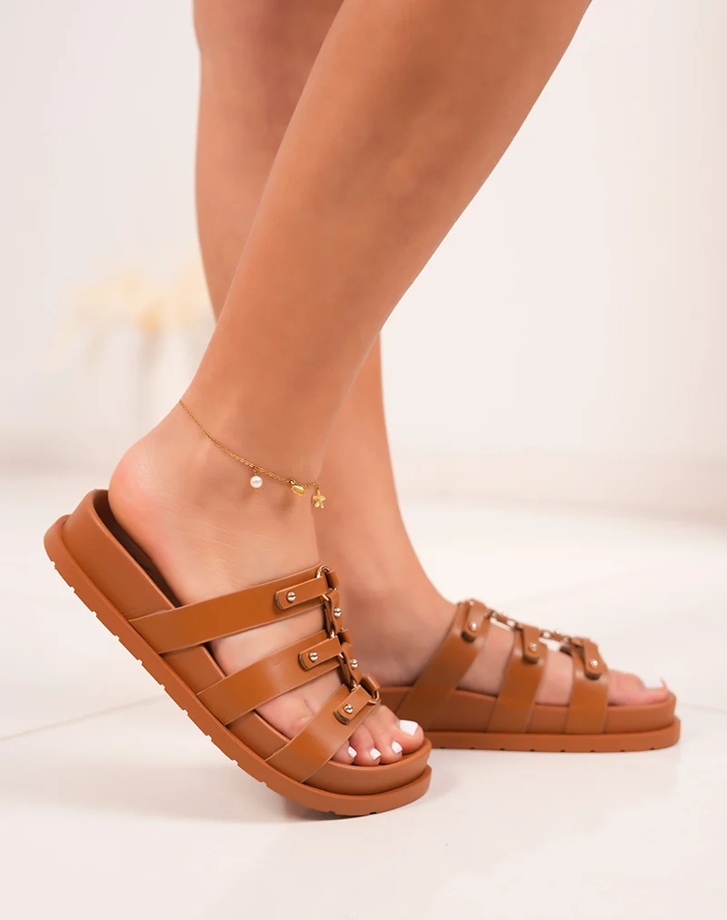 Mules femme camel à brides élégantes avec détails dorés et plateforme confortable