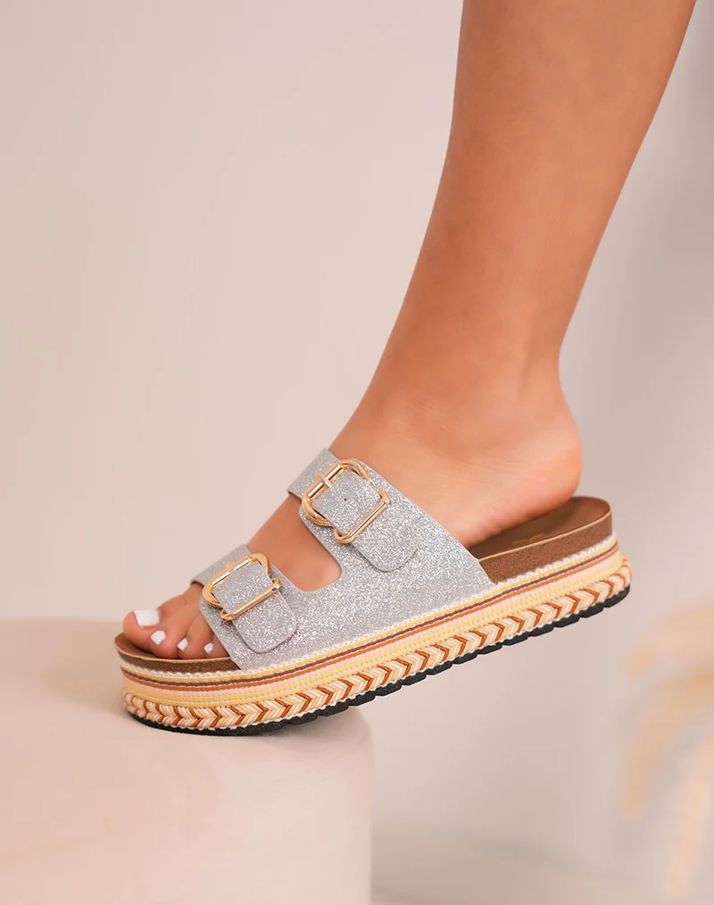Mules femme argentées pailletées tendance avec plateforme tissée et boucles dorées