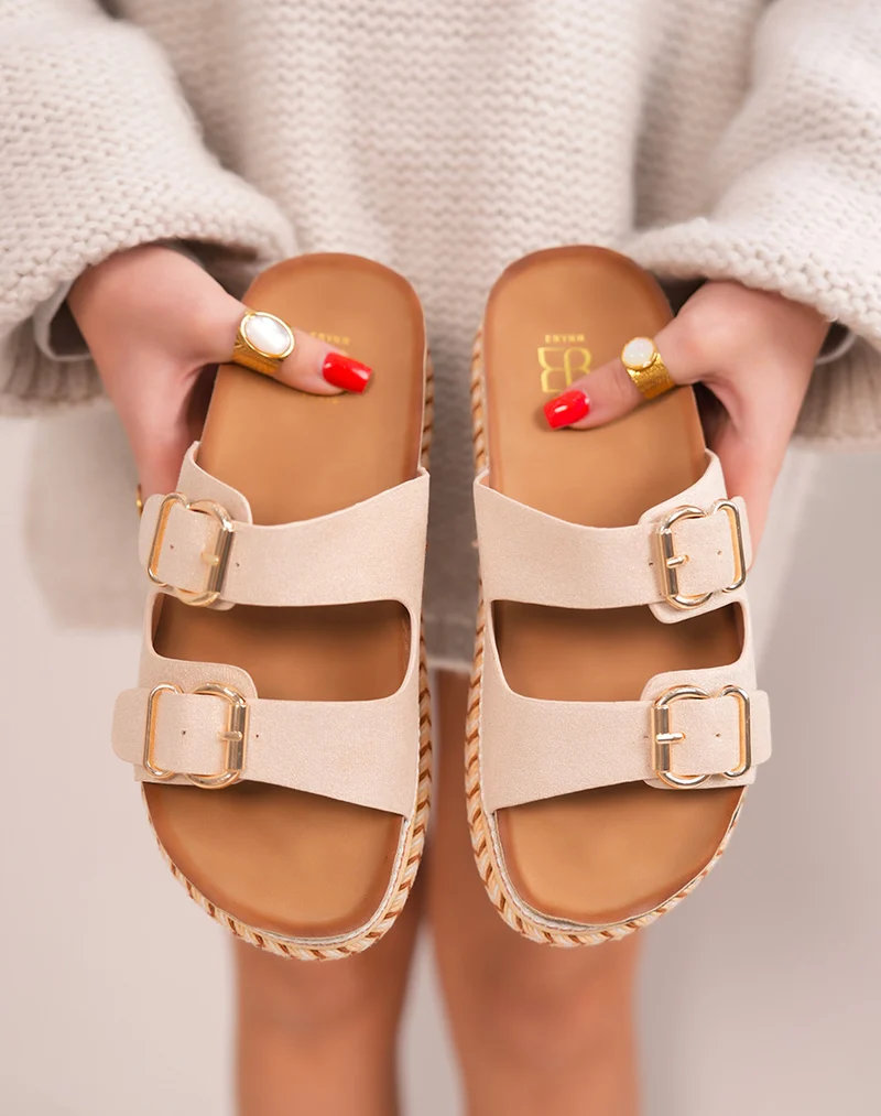 Mules femme beige en suédine élégante avec sangles dorées et plateforme tissée