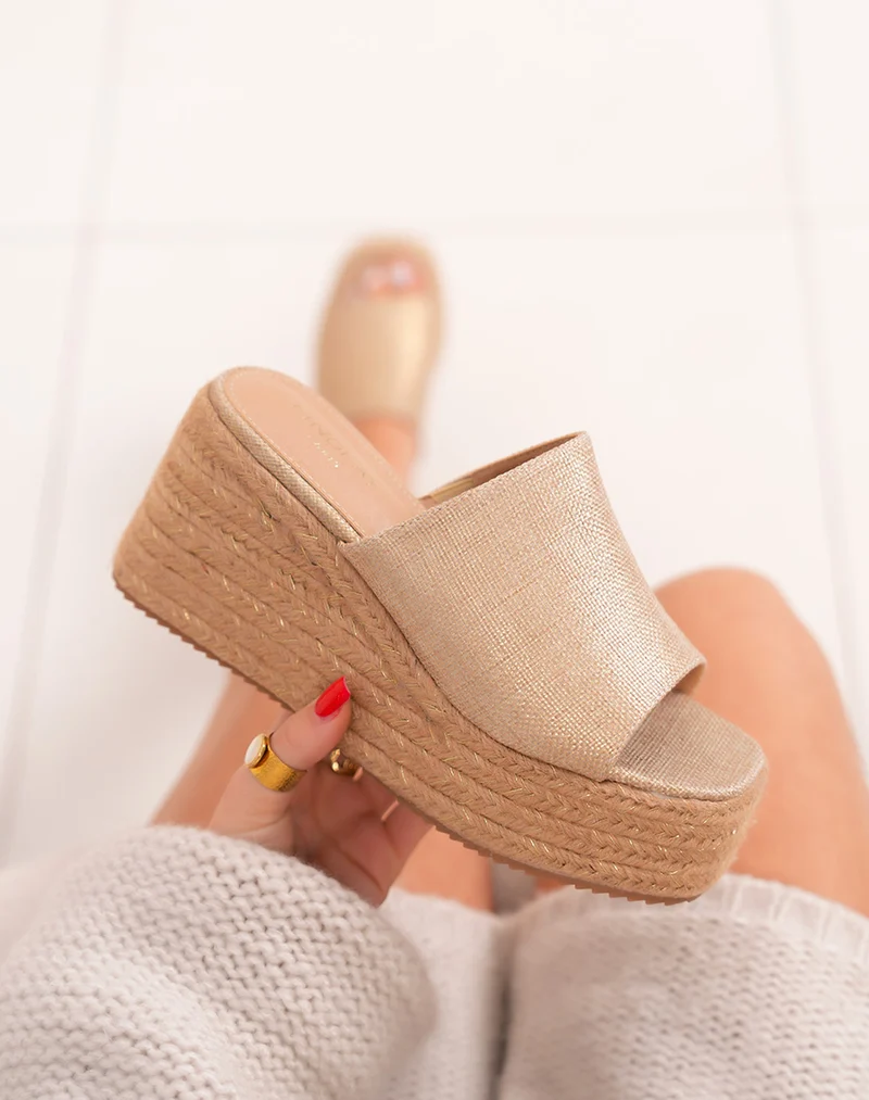 Sandales femme FINDLAY compensées beige et doré avec bride tissée et talon brodé