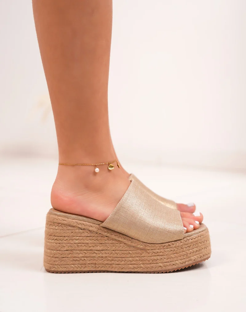 Sandales femme FINDLAY compensées beige et doré avec bride tissée et talon brodé
