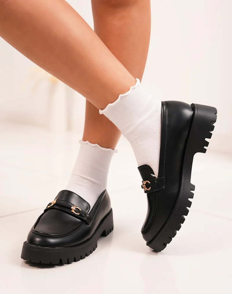 Mocassins femme noirs avec détail doré et semelle crantée épaisse