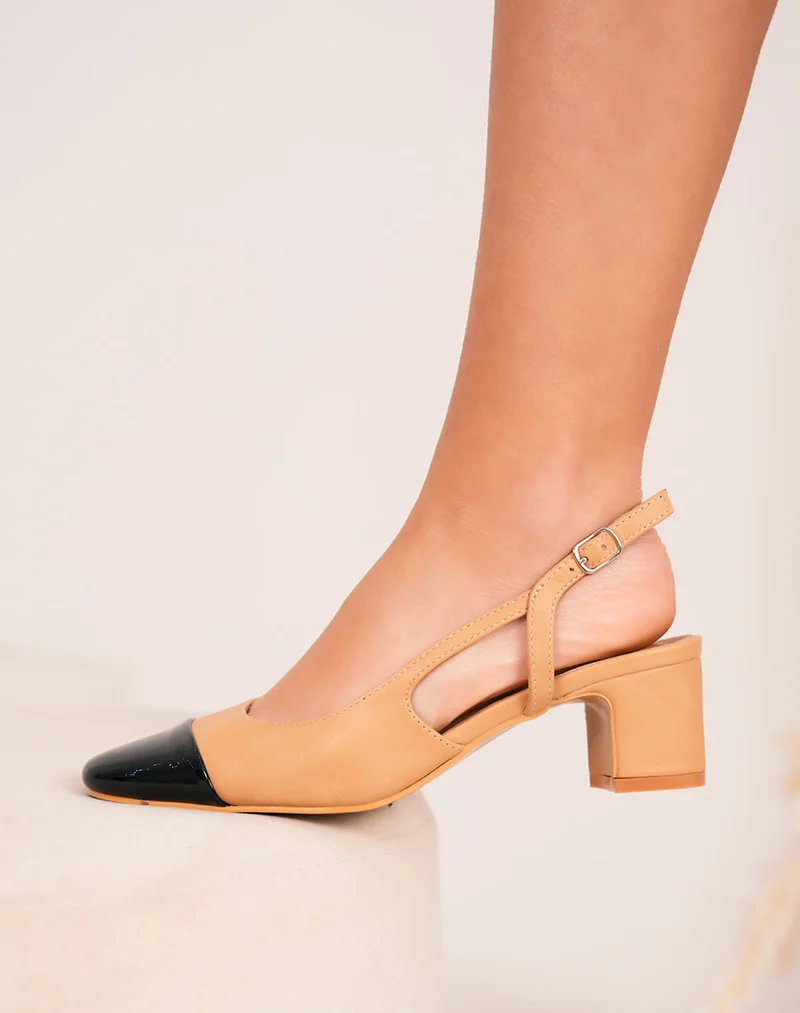 Escarpins femme beige à bout noir vernis avec lanière ajustable et petit talon