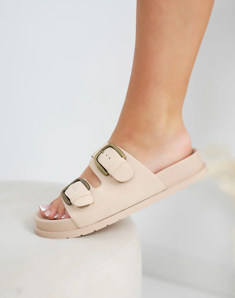Mules femme beige clair en suédine douce avec boucles épaisses dorées et semelle plate